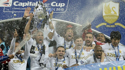 Các cầu thủ Swansea City giơ cao cúp Liên đoàn trên sân Wembley.